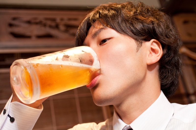 ビールを飲んでいる男性