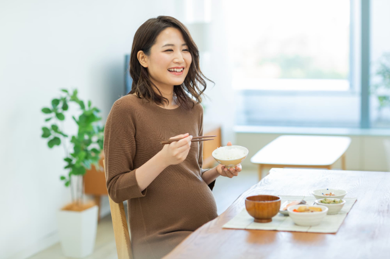 妊娠中に虫歯治療をして快適に食事する女性