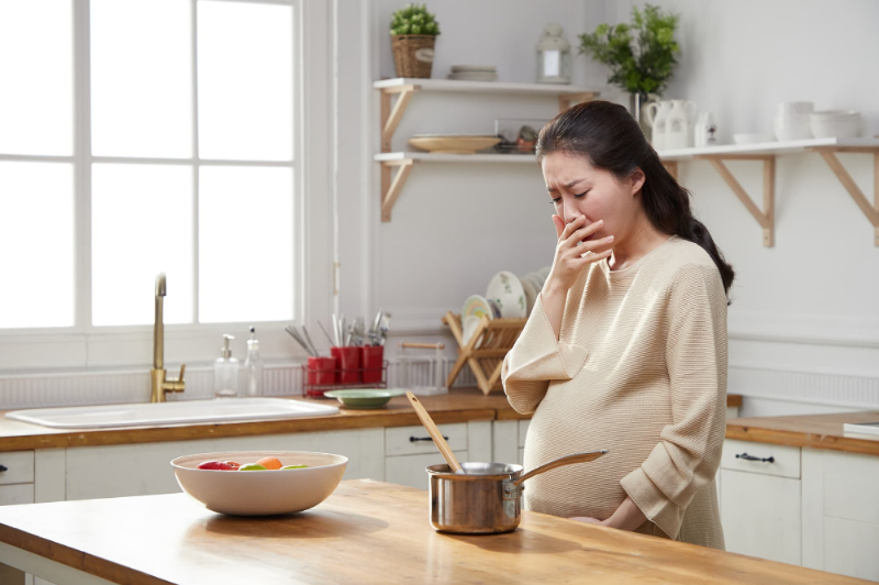 妊娠のつわりに苦しむ女性