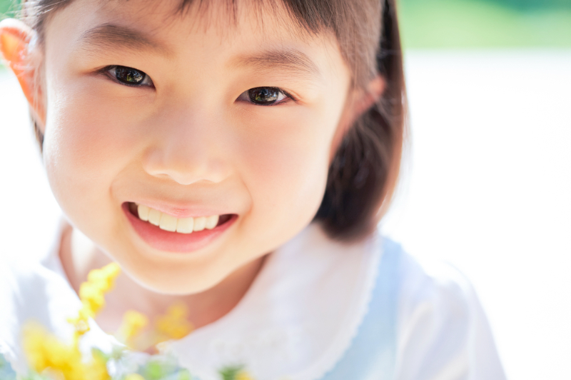 虫歯を治療して笑顔を見せる女の子